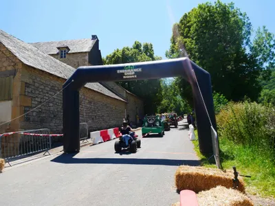 La remontée des caisses à savon sous l'arche de l'arrivée