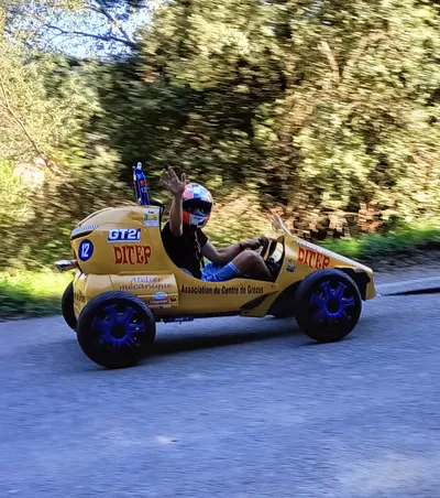 Une caisse à savon se faisant tracter