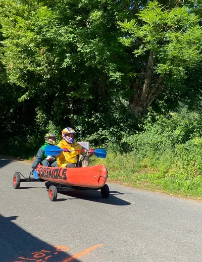 Une caisse à savon en canoé